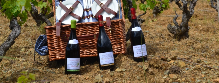 Bouteilles de vin rouge de l'appellation (AOC) Juliénas, dans le vignoble du Beaujolais