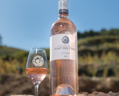 Verre de vin rosé de l'AOC Bandol, vignoble de Provence