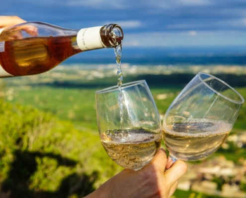 Verre de vin blanc de Pouilly-Fuissé, dans le vignoble de Bourgogne