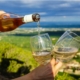 Verre de vin blanc de Pouilly-Fuissé, dans le vignoble de Bourgogne