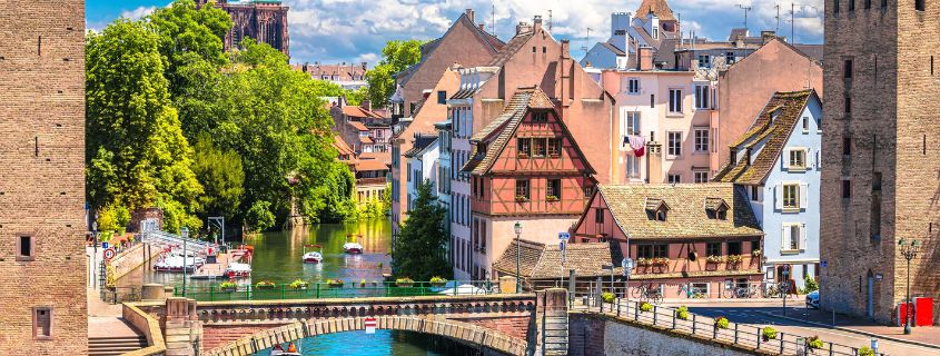 Week-end en Alsace en amoureux, Vue panoramique sur le canal et l'architecture de Strasbourg, Alsace, France