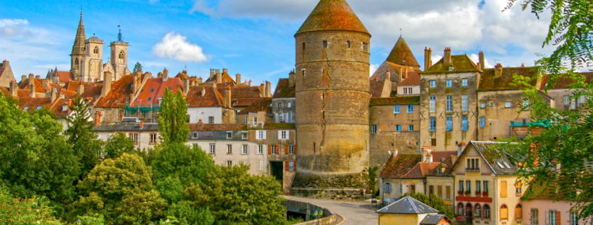 Gezicht op een klein dorpje in Bourgogne